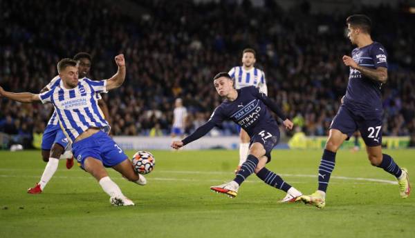 Foden (dua, kanan), merembat ke pintu gol Brighton. - Foto Reuters