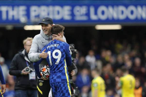 Tuchel (kiri) mengucapkan tahniah kepada Mount selepas perlawanan menentang Norwich City di Stamford Bridge, London. Foto: AFP