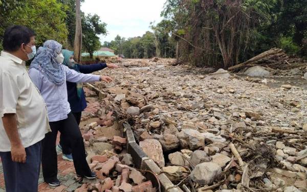 Suraya (tengah) meninjau lokasi tragedi kepala air dan banjir kilat di pusat peranginan Titi Hayun, Yan, Kedah pada Ahad.