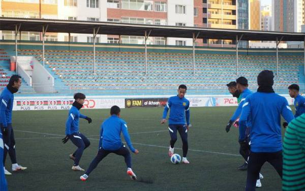 Luqman mengawal bola pada sesi latihan menjelang pertemuan dengan Laos pada Rabu. - foto fb FAM