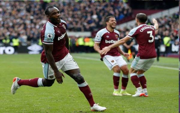 Antonio meraikan jaringan West Ham United ketika menentang Tottenham Hotspur dalam perlawanan di Stadium The London, London. - Foto AFP