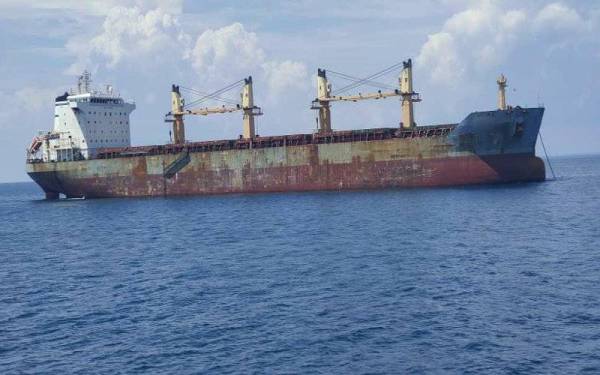 Kapal kargo yang ditahan APMM di perairan Tanjung Penawar di sini pada Ahad.