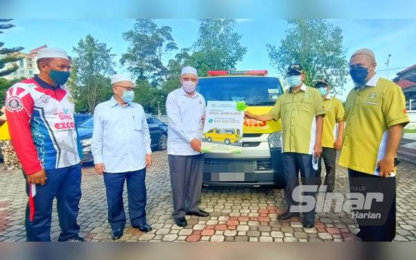 Ahmad (tiga dari kiri) bersama Hanifa (dua dari kiri) dan Wan Roslan (kiri) merasmikan perkhidmatan ambulans Yayasan Amal Cawangan Kelantan di Kediaman Rasmi Menteri Besar di Kota Bharu.