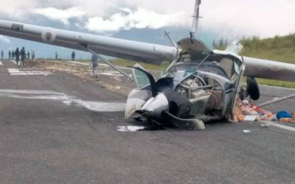 Pesawat ringan kendalian PT Smart Cakrawala Aviasi terhempas ketika mendarat di Lapangan Terbang Aminggaru pada Isnin. - Foto sumber Istimewa