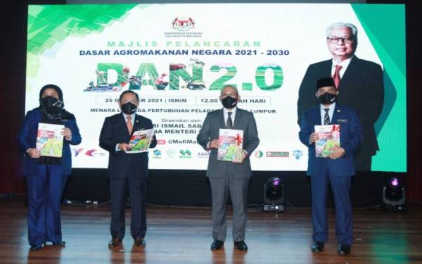 Menteri Pertanian dan Industri Makanan, Datuk Seri Dr Ronald Kiandee (dua dari kanan) bersama Timbalan Menteri Pertanian dan Industri Makanan I, Datuk Seri Ahmad Hamzah (dua dari kiri), Timbalan Menteri Pertanian dan Industri Makanan II, Dr Nik Muhammad Zawawi Salleh (kanan) dan Ketua Setiausaha, Kementerian Pertanian dan Industri Makanan, Datuk Haslina Abdul Hamid (kiri) pada majlis pelancaran Dasar Agromakanan Negara 2021-2030 diadakan di Wisma Lembaga Pertubuhan Peladang. Foto Sinar Harian/Rosli Talib