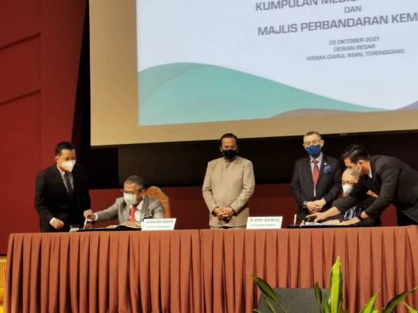 KMI Healthcare melalui KMI Chukai Medical Centre Sdn Bhd (KMI Chukai) dan Majlis Perbandaran Kemaman (MPK) menandatangani MoU bagi pembangunan sebuah
hospital swasta di Kampung Jaya, Chukai, Kemaman, pada Isnin.