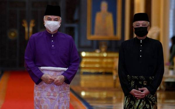 Sultan Nazrin Shah berkenan bergambar bersama Ismail Sabri (kanan) selepas Istiadat Mengucap Selamat Berangkat di Dewan Bendahara, Istana Negara hari ini. -Foto Bernama