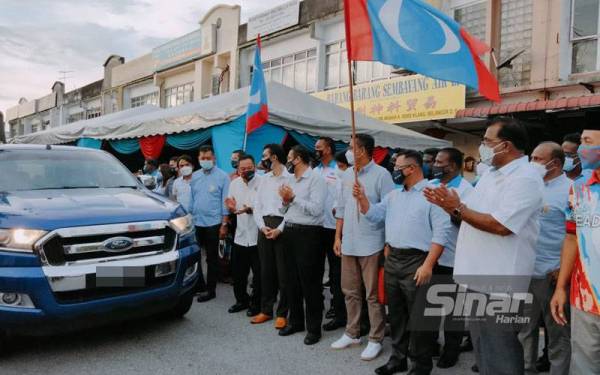 Amiruddin (tiga kanan) melancarkan program Jelajah Depavali Keadilan di Pusat Khidmat Masyarakat DUN Sentosa di sini pada Isnin.