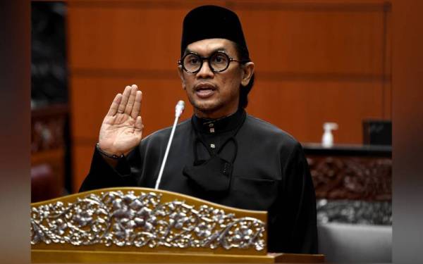 Arman Azha mengangkat sumpah sebagai senator di hadapan Yang Dipertua Dewan Negara Tan Sri Dr Rais Yatim di Dewan Negara, di sini hari ini. - Foto Bernama