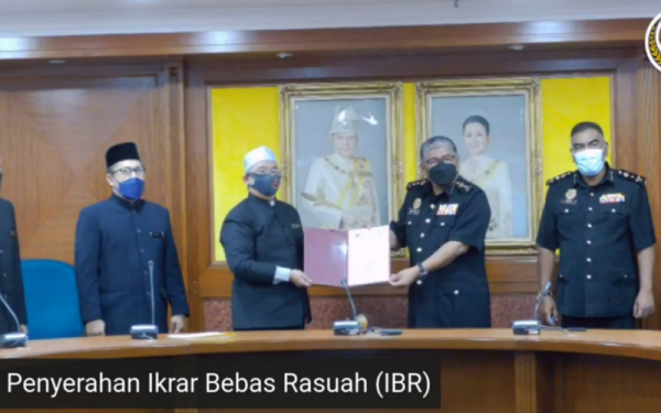 Timbalan Mufti Perak, Datuk Zamri Hashim (dua dari kiri) menyerahkan Ikrar Bebas Rasuah (IBR) kepada Mohd Fauzi (dua dari kanan) pada Majlis Pelancaran OACP Jabatan Mufti Perak di Ipoh. - Foto Facebook Jabatan Mufti Negeri Perak