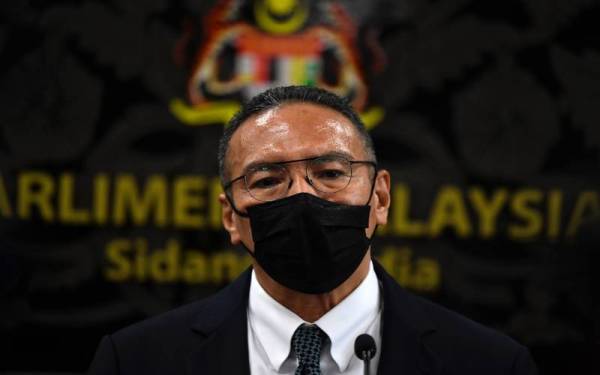 Hishammuddin pada sidang media ketika Mesyuarat Khas Penggal Ketiga Parlimen Ke-14 di Parlimen hari ini. - Foto Bernama