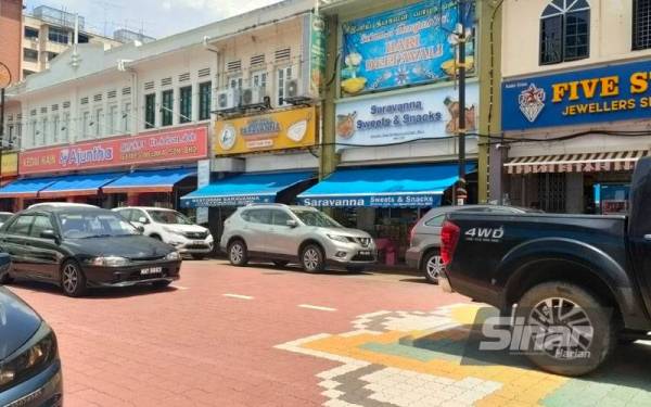 Keadaan Little India, Jalan Bendahara yang dikunjungi masyarakat India untuk membuat persiapan Deepavali.