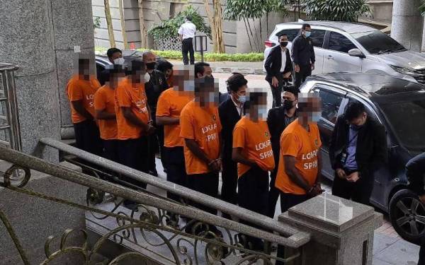 Antara individu yang dibawa SPRM ke Mahkamah Majistret Putrajaya pada Selasa untuk permohonan reman bagi membantu siasatan penyelewengan dana geran peruntukan yang dikeluarkan Mitra.