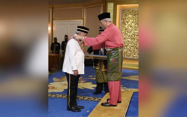 Tun Juhar mengurniakan darjah Seri Panglima Darjah Kinabalu (SPDK) yang membawa gelaran Datuk Seri Panglima kepada Bung Moktar. - Foto Bernama