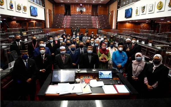 Rais bergambar bersama para ahli Dewan Negara selepas selesai Persidangan Dewan Negara di Bangunan Parlimen, pada Selasa. - Foto Bernama 