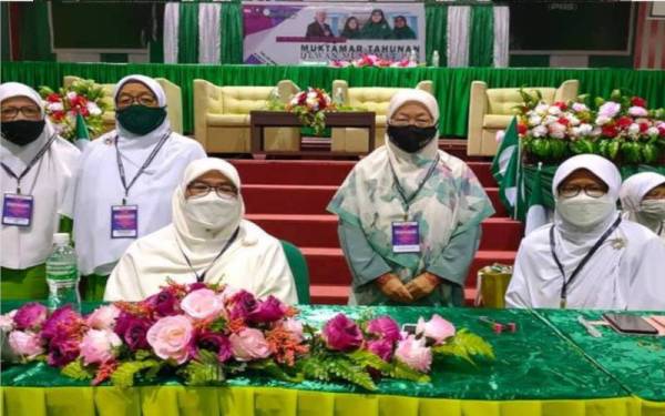 Siti Ashah (kiri, barisan depan) bersama sebahagian ahli Dewan Muslimat Pas Kedah seusai muktamar tahunan ke-52 yang diadakan di Kompleks Pas Kedah.