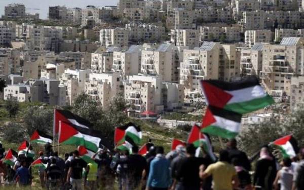 Gambar fail menunjukkan penduduk Palestin berhimpun bagi membantah pembinaan penempatan haram Yahudi di Israel di Tebing Barat. - Foto AFP