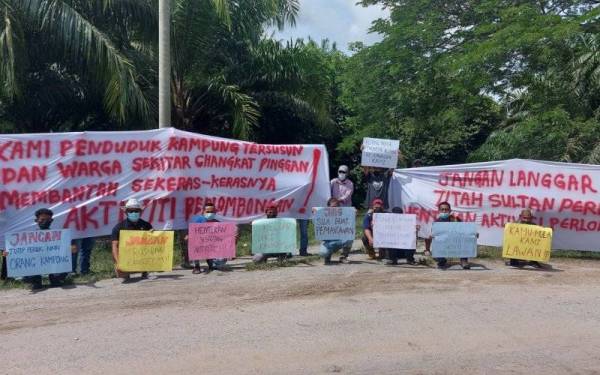 Penduduk dan nelayan darat membantah aktiviti perlombongan di kawasan Air Kuning, Kampung Gajah.