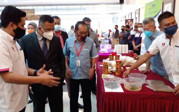 Amirudin (dua dari kiri) meninjau reruai sebelum pelancaran skim berkenaan, di Foyer Pejabat SUK Selangor pada Rabu.