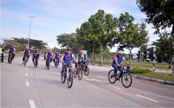 Dr Abdul Aziz (depan, kiri) bersama pengurusan UMP menyertai Kayuhan Berbasikal 'Go Green' Inisiatif Penghijauan Kampus di kampus UMP Pekan, baru-baru ini.