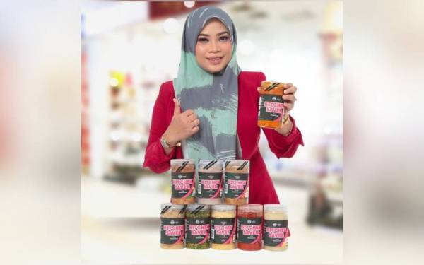 Nur Harfiza menunjukkan pilihan produk keluaran Kitchen Saver yang membantu memudahkan kerja memasak.