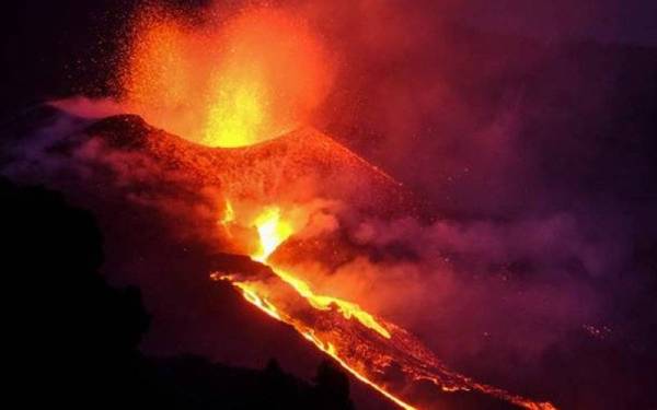 Kira-kira 7,500 penduduk terpaksa dipindahkan sejak gunung berapi itu mula meletus bulan lalu. - Foto AP