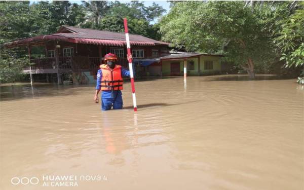 Anggota APM Pendang melakukan pemantauan paras air di Pendang pada Khamis.