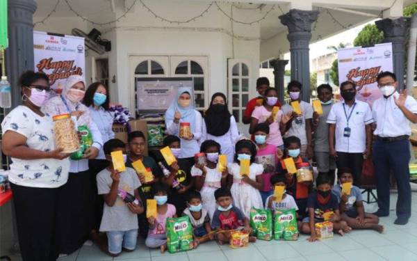 Wakil daripada syarikat konsesi merakamkan gambar bersama anak-anak di pertubuhan terbabit sewaktu penganjuran program itu baru-baru ini.