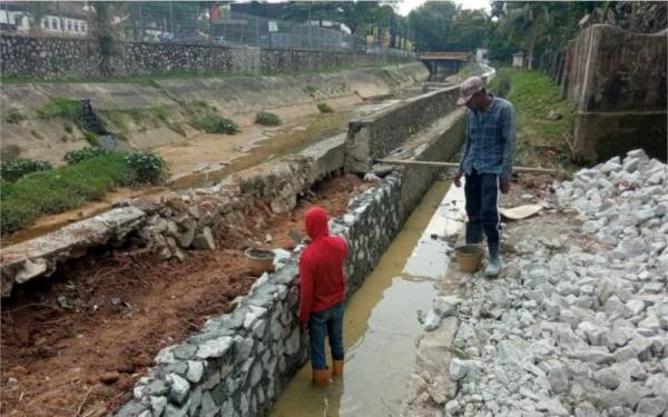 Kerja-kerja menaik taraf parit dilakukan di Jalan Mohammad Amin, Kampung Mohammad Amin, Johor Bahru.