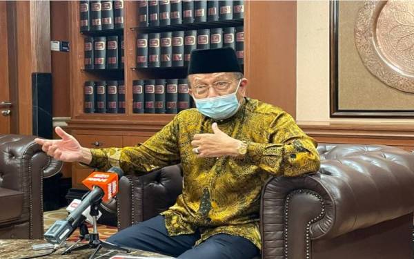 Rais pada sidang akhbar di pejabatnya di Parlimen pada Khamis.