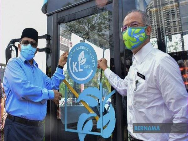 Shahidan (kir) ketika melancarkan Bas Elektrik dan Laluan Baharu Bagi Perkhidmatan Bas Percuma GoKL di sini pada Khamis.