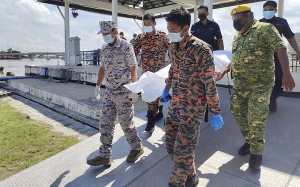 Mayat nelayan dipercayai hilang di perairan Kuala Kurau diserahkan kepada polis untuk tindakan lanjut pada Khamis. -
Foto Maritim Malaysia.