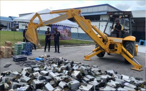 Pelbagai barangan rampasan bernilai hampir RM450,000 dilupuskan Polis Manjung di pekarangan hadapan stor barangan kes Ibu Pejabat Polis Daerah Manjung di sini pada Khamis.