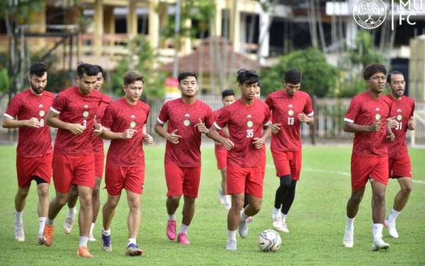 Pemain-pemain Melaka United giat menjalani latihan di Stadium Hang Tuah sebelum menyingkap semula baki saingan Piala Malaysia pada Jumaat. - Foto Melaka United Football Club