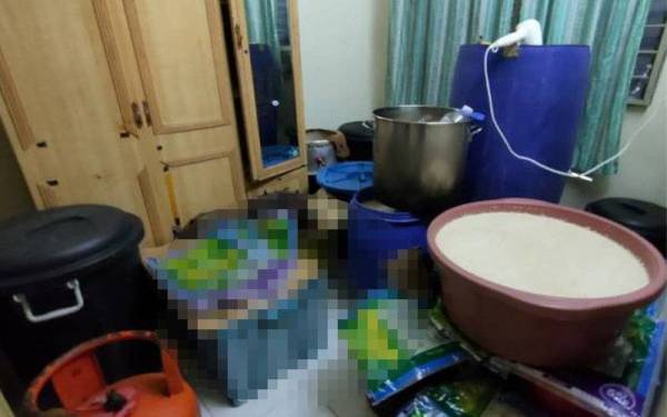 Pemeriksaan lanjut kemudian mendapati pemilik premis memproses bahan terlarang berkenaan di sebuah bilik stor di rumah flat berdekatan dengan kedai runcit terbabit.