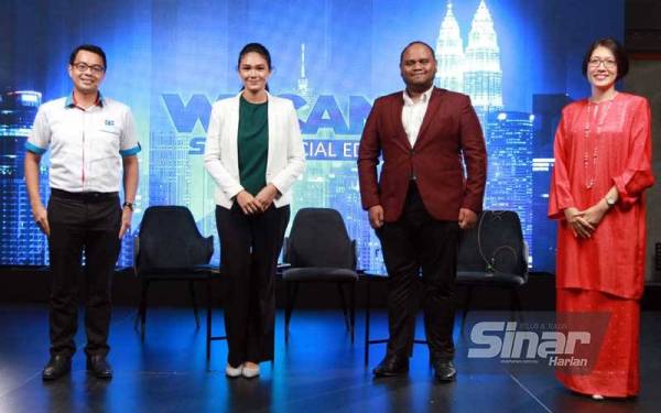 Dari kiri: Chean Chung; moderator, Zoraya Vadillo, Ulya dan Trica selepas program Wacana Sinar Edisi Khas bertajuk 'Pengurusan Endemik untuk Bajet 2022' yang diadakan di Kumpulan Karangkraf pada Khamis.