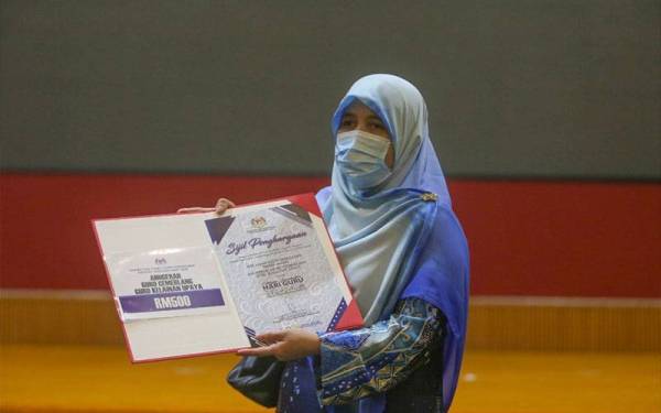 Siti Aisah menerima Anugerah Guru Cemerlang Guru Kelainan Upaya (OKU) sempena Majlis Sambutan Hari Guru Peringkat Negeri Terengganu.