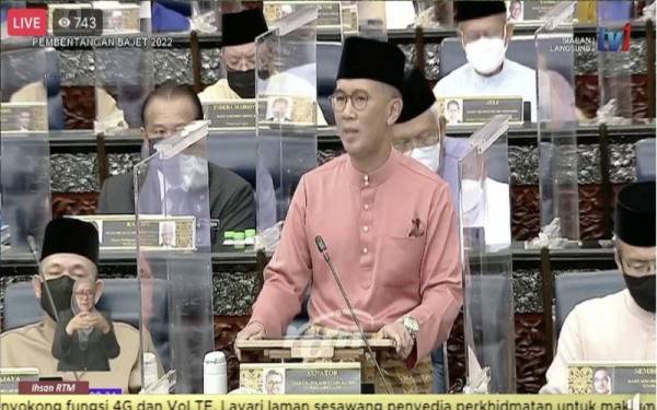 Tengku Zafrul ketika membentangkan Bajet 2022 di Dewan Rakyat, pada Jumaat.