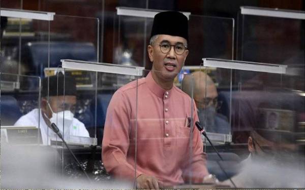 Tengku Zafrul ketika membentangkan Bajet 2022 di Dewan Rakyat pada Jumaat.- Foto Bernama