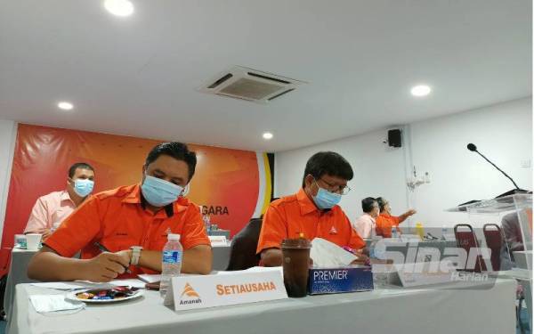 Asmuni (tiga dari kiri) sempena Konvensyen Amanah Perak kali ke-6 di Wisma Amanah Perak, Greentown, Ipoh pada Sabtu.