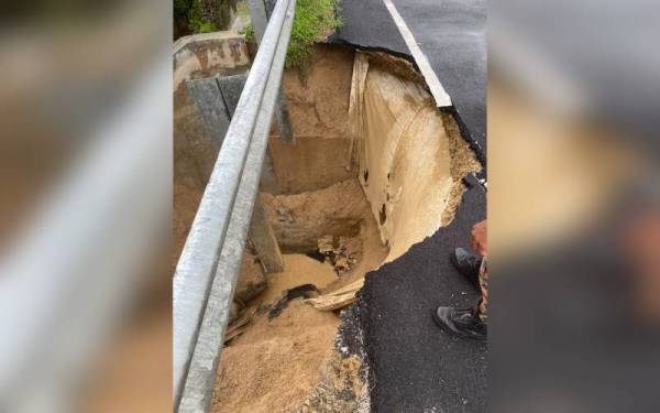 Keadaan runtuhan tebing yang berlaku di jalan utama dari Rendang Panjang ke Kubu Gajah mengakibatkan ia tidak selamat untuk digunakan. - Foto JBPM Perak