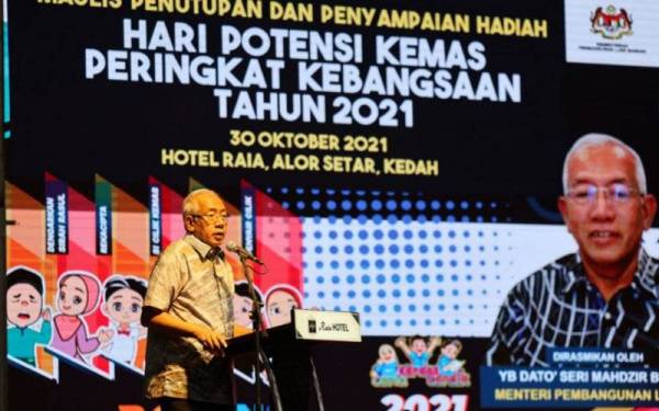 Mahdzir berucap merasmikan Majlis Penutupan dan Penyampaian Hadiah Hari Potensi Tabika Kemas Peringkat Kebangsaan Kali Ke-16, Hotel Raia, di sini, pada Sabtu.