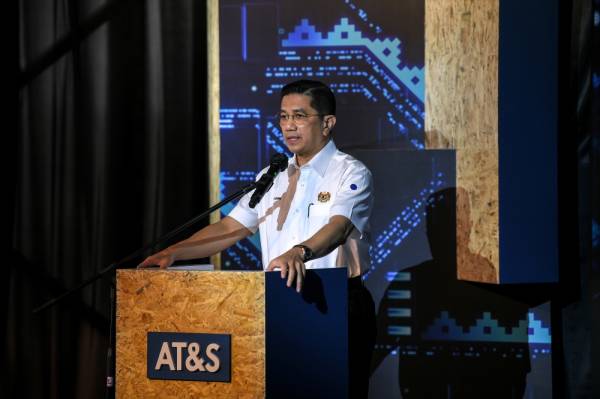 Mohamed Azmin menyampaikan ucapan perasmian pada Majlis Perasmian Pecah Tanah Fasiliti Pembuatan AT&S di Kulim Hi-Tech Park hari ini. -Foto Bernama