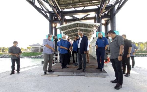 Hamzah (tiga,kiri) ketika melawat Terminal Feri Desaru Coast di Kota Tinggi pada Sabtu.