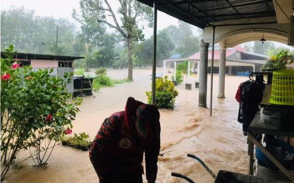 Anggota bomba membantu memindahkan 11 mangsa di Jalan Kampung Machang Kudung, Pokok Sena selepas rumah mereka dinaiki air pada Sabtu. - Foto ihsan JBPM Kedah