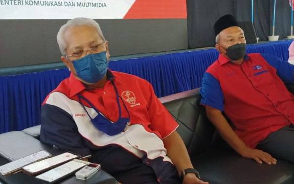 Annuar (kiri) ketika ditemui pemberita selepas merasmikan Mesyuarat Agung Tahunan UMNO Bahagian Ketereh pada Sabtu.