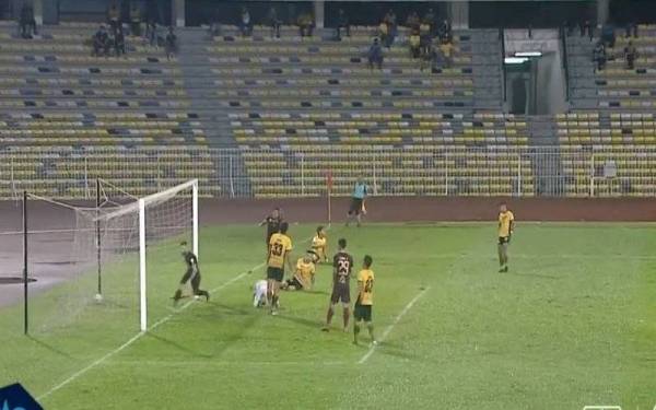  Perak FC gagal memanfaat peluang bermain di laman sendiri dengan kehadiran penyokong apabila tewas ke atas Terengganu FC 1-4 di dalam saingan Piala Malaysia di Stadium Perak.