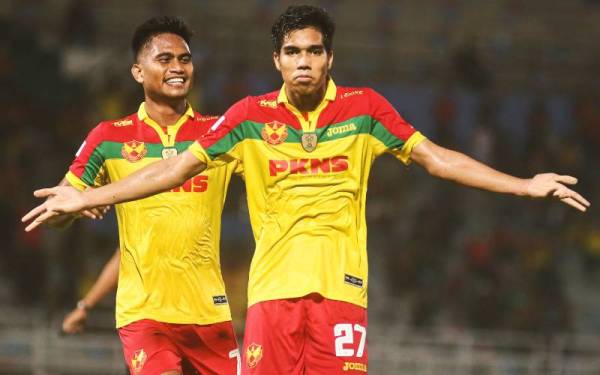 Ahmad Danial (kanan) berjaya menyumbang dua gol ketika menentang Kuching City FC di Stadium MBPJ sebentar tadi. - Foto Selangor FC