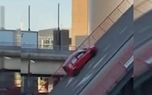 Sebuah kereta bergerak secara mengundur di atas sebuah jambatan angkat di bandar Leuven, Belgium pada bulan lalu. - Foto Twitter@haverkamp_wiebe