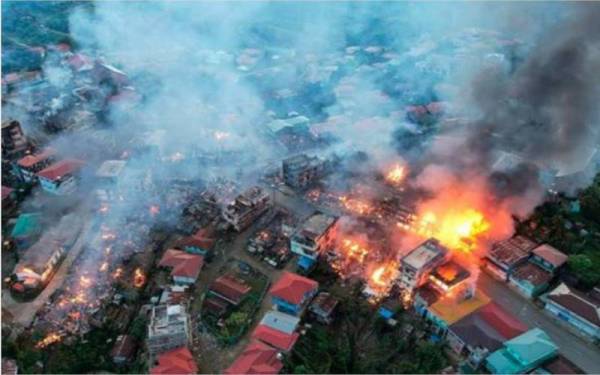 Lebih 160 bangunan termasuk dua gereja musnah dalam kebakaran melibatkan sebuah pekan di utara Myanmar. - Foto AP 